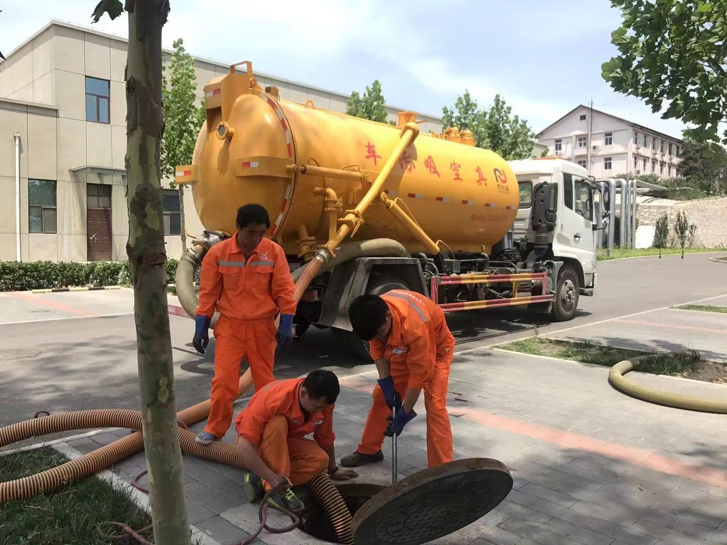 高平管道疏通车停在窨井附近