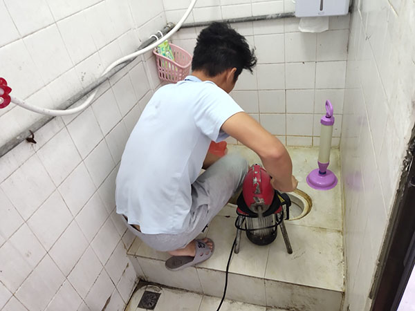 高平管道堵塞冒臭气 专业师傅现场解决问题